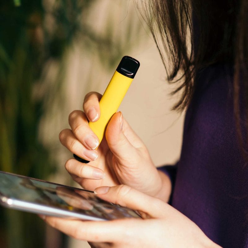 IGET Vapes vs WAKA Vapes: Which is Better